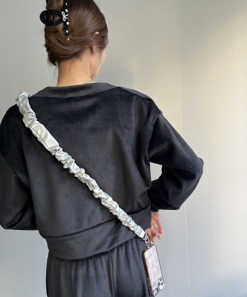 LAC-VERT（ラック・ヴェール）の「フェイクレザーPUギャザースマホストラップ（スマホグッズ・レディース・シルバー/ブラック/アイボリー/ゴールド・FREE）」の14枚目の写真