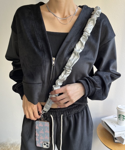 LAC-VERT（ラック・ヴェール）の「フェイクレザーPUギャザースマホストラップ（スマホグッズ・レディース・シルバー/ブラック/アイボリー/ゴールド・FREE）」の5枚目の写真