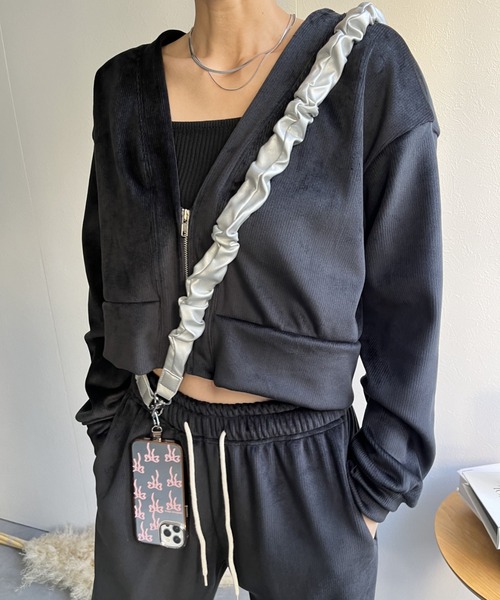 LAC-VERT（ラック・ヴェール）の「フェイクレザーPUギャザースマホストラップ（スマホグッズ・レディース・シルバー/ブラック/アイボリー/ゴールド・FREE）」の6枚目の写真