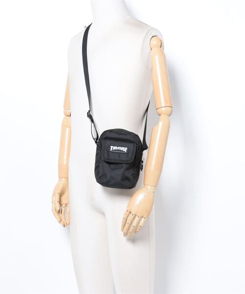 THRASHER（スラッシャー）の「撥水加工 縦型 ミニショルダーポーチ BENCHMARKシリーズ（ショルダーバッグ・メンズ・ブラック・FREE）」の2枚目の写真