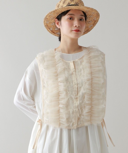 studio CLIP(スタディオクリップ)の「《natural by clip》フェザー×チュールジレ(ベスト・レディース・ブラック/アイボリー・FREE)」の1枚目の写真