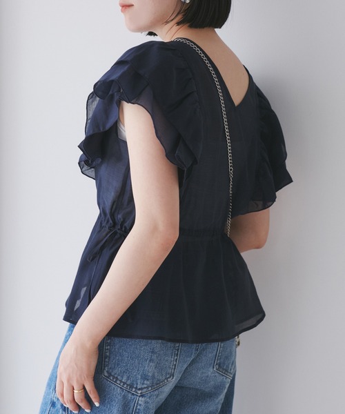 VIS（ビス）の「【WEB限定】【前後2WAY】袖フリルVネックブラウス【洗える】（シャツ/ブラウス・レディース・ネイビー/オフホワイト/ライトグリーン・FREE）」の3枚目の写真