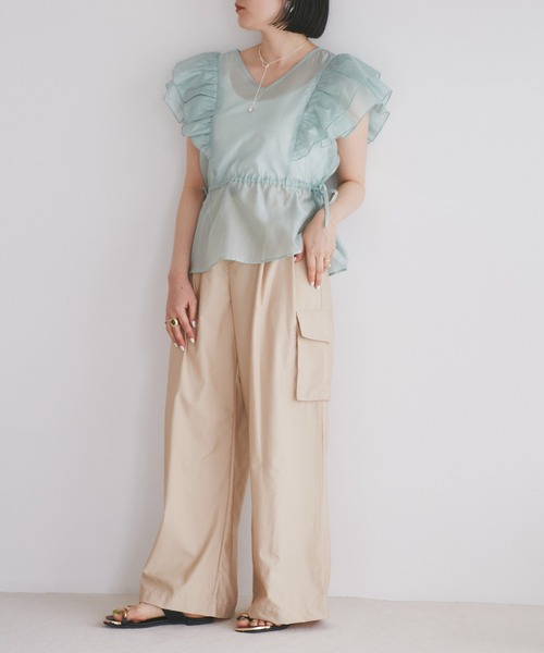 VIS（ビス）の「【WEB限定】【前後2WAY】袖フリルVネックブラウス【洗える】（シャツ/ブラウス・レディース・ネイビー/オフホワイト/ライトグリーン・FREE）」の5枚目の写真