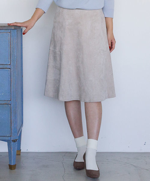 NATURAL BEAUTY BASIC（ナチュラルビューティーベーシック）の「【JJ 12月号掲載】JJ コラボ_フェイクスエードフレアスカート（スカート・レディース・ダークベージュ/ブラウン系その他/ベージュ系その他/ベージュ・SMALL/X-SMALL/LARGE/MEDIUM）」の3枚目の写真