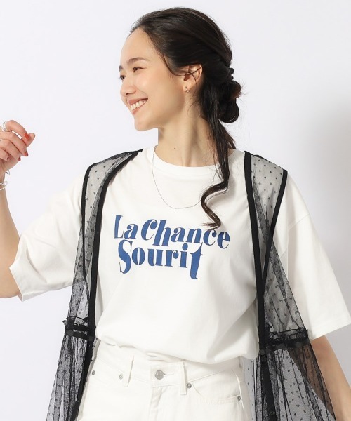 SHOO・LA・RUE（シューラルー）の「【洗える/プチプラ/綿100％】グラフィック半袖ゆるTシャツ（Tシャツ/カットソー・レディース・グリーン系1/ブルー系2/ホワイト系5/ブラック/ホワイト系2/グレー系その他/チャコール/イエロー系1/ベージュ系その他6/オレンジ系その他5/ベージュ系その他7/ホワイト/アイボリー/ブラック系5/ネイビー系5/ピンク系9/グレー系その他7/ホワイト系7/ホワイト系8/グリーン系5・02/03/04）」の4枚目の写真