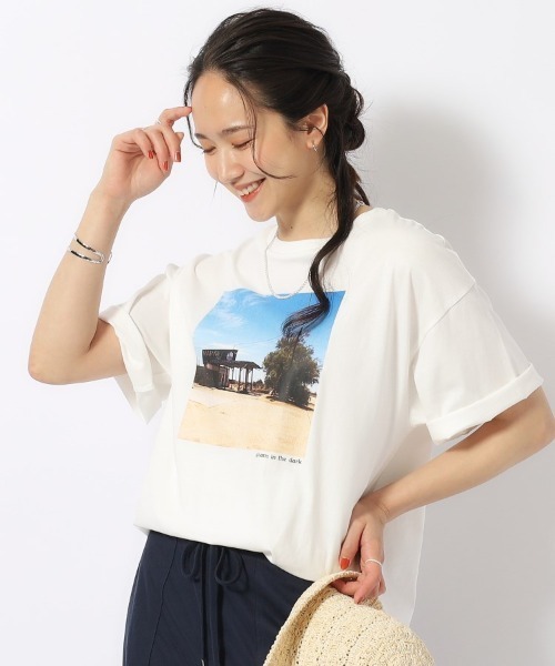 SHOO・LA・RUE（シューラルー）の「【洗える/プチプラ/綿100％】グラフィック半袖ゆるTシャツ（Tシャツ/カットソー・レディース・グリーン系1/ブルー系2/ホワイト系5/ブラック/ホワイト系2/グレー系その他/チャコール/イエロー系1/ベージュ系その他6/オレンジ系その他5/ベージュ系その他7/ホワイト/アイボリー/ブラック系5/ネイビー系5/ピンク系9/グレー系その他7/ホワイト系7/ホワイト系8/グリーン系5・02/03/04）」の5枚目の写真