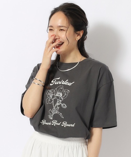SHOO・LA・RUE（シューラルー）の「【洗える/プチプラ/綿100％】グラフィック半袖ゆるTシャツ（Tシャツ/カットソー・レディース・グリーン系1/ブルー系2/ホワイト系5/ブラック/ホワイト系2/グレー系その他/チャコール/イエロー系1/ベージュ系その他6/オレンジ系その他5/ベージュ系その他7/ホワイト/アイボリー/ブラック系5/ネイビー系5/ピンク系9/グレー系その他7/ホワイト系7/ホワイト系8/グリーン系5・02/03/04）」の9枚目の写真