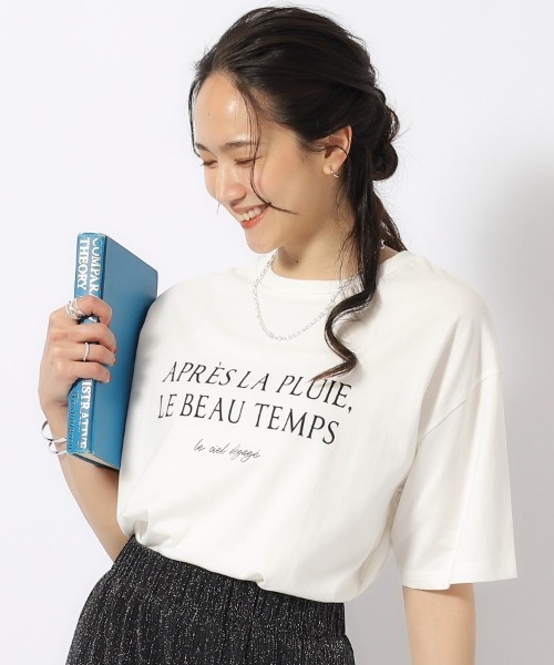 SHOO・LA・RUE（シューラルー）の「【洗える/プチプラ/綿100％】グラフィック半袖ゆるTシャツ（Tシャツ/カットソー・レディース・グリーン系1/ブルー系2/ホワイト系5/ブラック/ホワイト系2/グレー系その他/チャコール/イエロー系1/ベージュ系その他6/オレンジ系その他5/ベージュ系その他7/ホワイト/アイボリー/ブラック系5/ネイビー系5/ピンク系9/グレー系その他7/ホワイト系7/ホワイト系8/グリーン系5・02/03/04）」の2枚目の写真