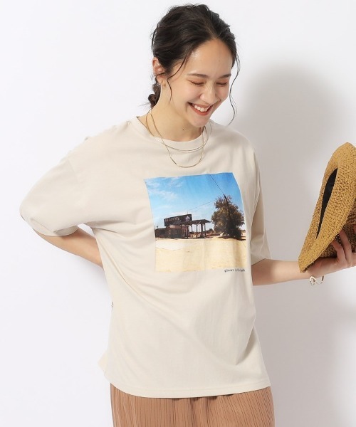 SHOO・LA・RUE（シューラルー）の「【洗える/プチプラ/綿100％】グラフィック半袖ゆるTシャツ（Tシャツ/カットソー・レディース・グリーン系1/ブルー系2/ホワイト系5/ブラック/ホワイト系2/グレー系その他/チャコール/イエロー系1/ベージュ系その他6/オレンジ系その他5/ベージュ系その他7/ホワイト/アイボリー/ブラック系5/ネイビー系5/ピンク系9/グレー系その他7/ホワイト系7/ホワイト系8/グリーン系5・02/03/04）」の13枚目の写真