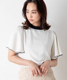 【前後2WAY】なめらかなポーラ素材を使用し女性らしさを格上げするアシメタイカラーフレアスリーブブラウス