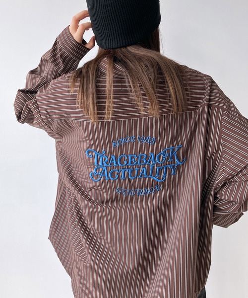 AS KNOW AS plus（アズノゥアズプラス）の「◇バックアートサガラロゴ刺繍 オーバーサイズシャツ（シャツ/ブラウス・レディース・ブラウン系/レッド系/ベージュ系・FREE）」の2枚目の写真