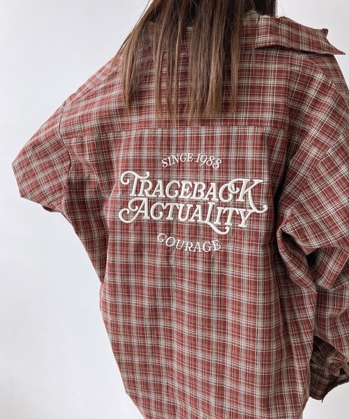 AS KNOW AS plus（アズノゥアズプラス）の「◇バックアートサガラロゴ刺繍 オーバーサイズシャツ（シャツ/ブラウス・レディース・ブラウン系/レッド系/ベージュ系・FREE）」の3枚目の写真