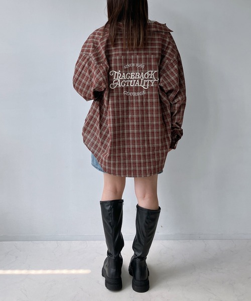 AS KNOW AS plus（アズノゥアズプラス）の「◇バックアートサガラロゴ刺繍 オーバーサイズシャツ（シャツ/ブラウス・レディース・ブラウン系/レッド系/ベージュ系・FREE）」の9枚目の写真