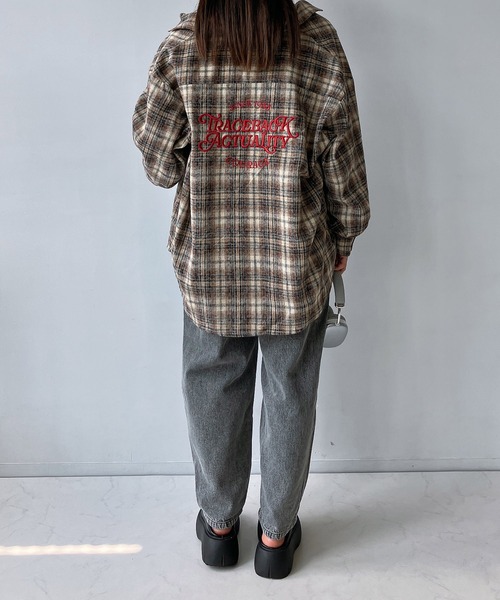 AS KNOW AS plus（アズノゥアズプラス）の「◇バックアートサガラロゴ刺繍 オーバーサイズシャツ（シャツ/ブラウス・レディース・ブラウン系/レッド系/ベージュ系・FREE）」の17枚目の写真