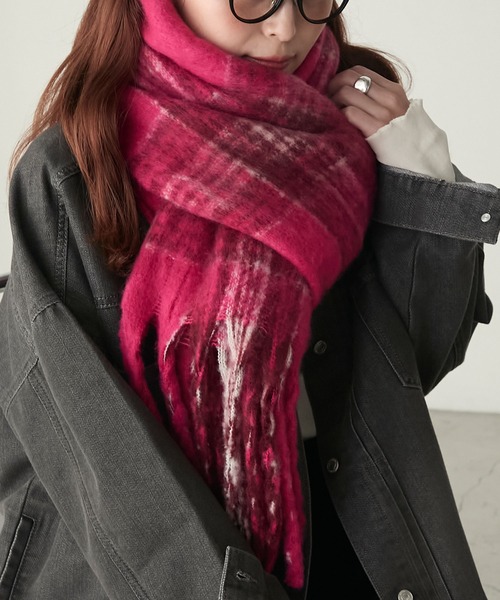 BONLECILL（ボンルシール）の「BIGシャギーチェックマフラー/ストール（マフラー・レディース・ブルー/ピンク/アイボリー/ブラック・FREE）」の4枚目の写真