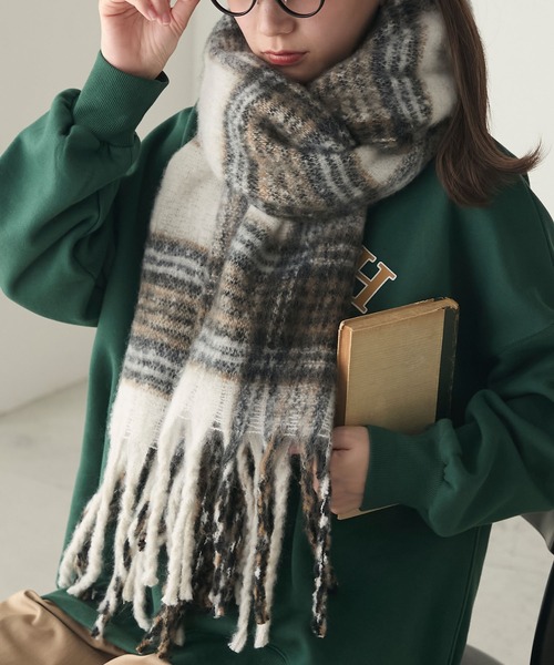 BONLECILL（ボンルシール）の「BIGシャギーチェックマフラー/ストール（マフラー・レディース・ブルー/ピンク/アイボリー/ブラック・FREE）」の5枚目の写真