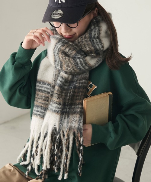 BONLECILL（ボンルシール）の「BIGシャギーチェックマフラー/ストール（マフラー・レディース・ブルー/ピンク/アイボリー/ブラック・FREE）」の8枚目の写真