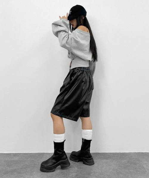 LVEU.（ラブユ.）の「【LVEU.】ウエストスリットスウェットトップス / トップス カットソー スウェット ワンショル オフショル スリット クロップド ショート リブ 長袖 クルーネック ブラック ホワイト グレー（スウェット・レディース・グレー/ブラック/ホワイト・FREE）」の18枚目の写真