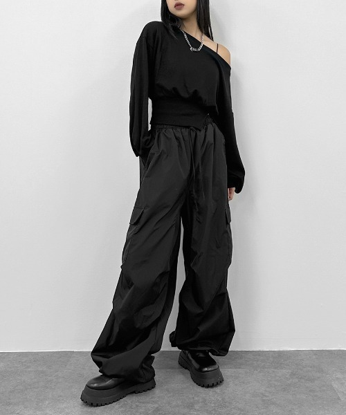 LVEU.（ラブユ.）の「【LVEU.】ウエストスリットスウェットトップス / トップス カットソー スウェット ワンショル オフショル スリット クロップド ショート リブ 長袖 クルーネック ブラック ホワイト グレー（スウェット・レディース・グレー/ブラック/ホワイト・FREE）」の9枚目の写真