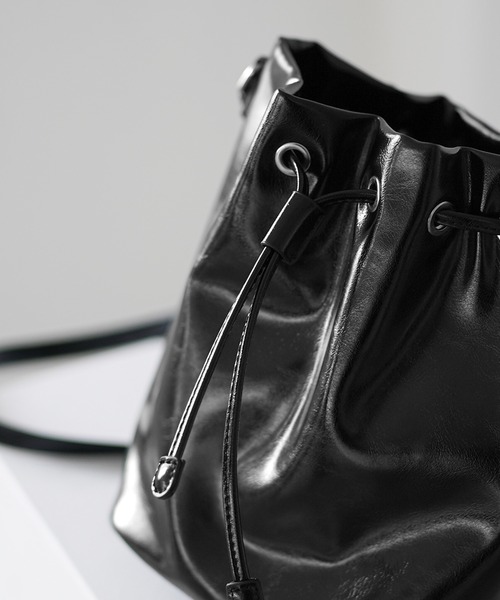 MinoriTY(マイノリティ)の「【MinoriTY】ガラスPUレザー巾着ショルダーバッグ メンズ ウィメンズ ユニセックス 長さ調整可能(ショルダーバッグ・メンズ・ブラック・FREE)」の7枚目の写真