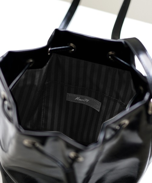 MinoriTY(マイノリティ)の「【MinoriTY】ガラスPUレザー巾着ショルダーバッグ メンズ ウィメンズ ユニセックス 長さ調整可能(ショルダーバッグ・メンズ・ブラック・FREE)」の8枚目の写真