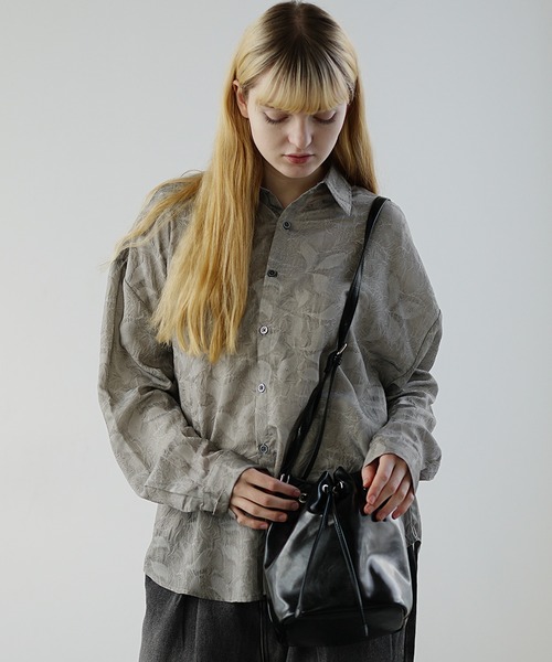 MinoriTY(マイノリティ)の「【MinoriTY】ガラスPUレザー巾着ショルダーバッグ メンズ ウィメンズ ユニセックス 長さ調整可能(ショルダーバッグ・メンズ・ブラック・FREE)」の4枚目の写真