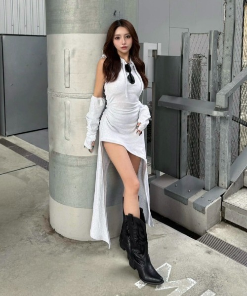 INTER FACTORY(インターファクトリー)の「Rina - アームウォーマー付きギャザーワンピース made in INTERFACTORY(ワンピース・レディース・アイボリー/ブラック/グレー・SMALL/MEDIUM)」の3枚目の写真
