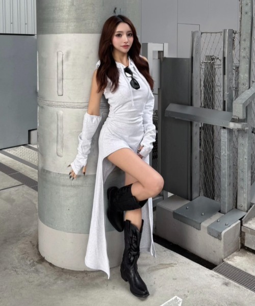 INTER FACTORY(インターファクトリー)の「Rina - アームウォーマー付きギャザーワンピース made in INTERFACTORY(ワンピース・レディース・アイボリー/ブラック/グレー・SMALL/MEDIUM)」の14枚目の写真