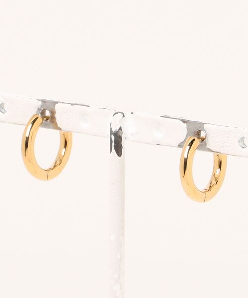 4℃ HOMME+(ヨンドシーオムプラス)の「シルバー フープ ピアス(ピアス(両耳用)・メンズ・イエローゴールド・FREE)」の9枚目の写真