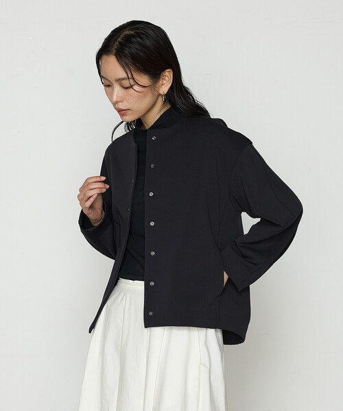 COMME CA（コムサ）の「アクアスーティングジャージー ノーカラーブルゾン（ブルゾン・レディース・ブラック/ベージュ・9号）」の2枚目の写真