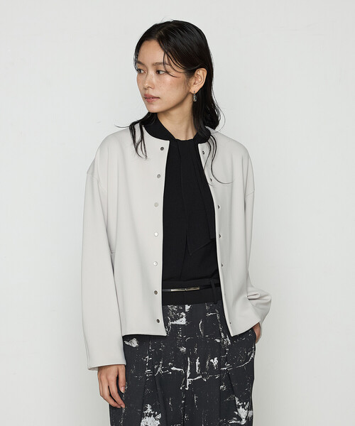 COMME CA（コムサ）の「アクアスーティングジャージー ノーカラーブルゾン（ブルゾン・レディース・ブラック/ベージュ・9号）」の3枚目の写真