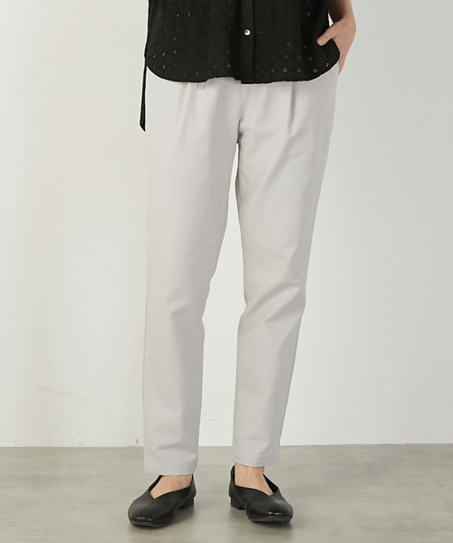 MELROSE claire(メルローズ クレール)の「《定番》ストレッチスリムテーパードパンツ(一部WEB限定カラー )(その他パンツ・レディース・ライトグレー/ブラック/オフホワイト/カーキ/ライトイエロー/ライラック/グレイッシュベージュ・2/4/3/5/1)」の1枚目の写真