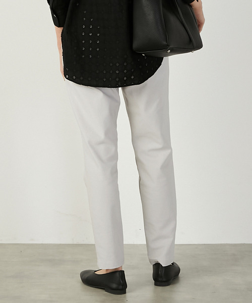 MELROSE claire(メルローズ クレール)の「《定番》ストレッチスリムテーパードパンツ(一部WEB限定カラー )(その他パンツ・レディース・ライトグレー/ブラック/オフホワイト/カーキ/ライトイエロー/ライラック/グレイッシュベージュ・2/4/3/5/1)」の9枚目の写真