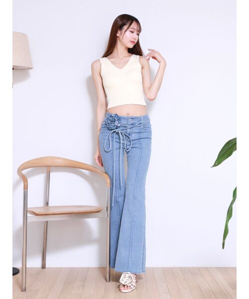EATME（イートミー）の「コサージュフレアデニムパンツ（デニムパンツ・レディース・ライトブルー/ブラック・SMALL/MEDIUM）」の4枚目の写真