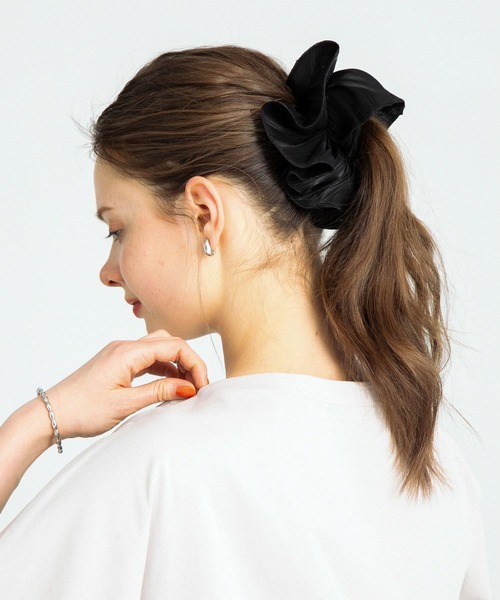 URBAN RESEARCH Sonny Label(アーバンリサーチサニーレーベル)の「シャイニーサテンフレアシュシュ(ヘアゴム・レディース・オフホワイト/ブラック・ONE)」の6枚目の写真