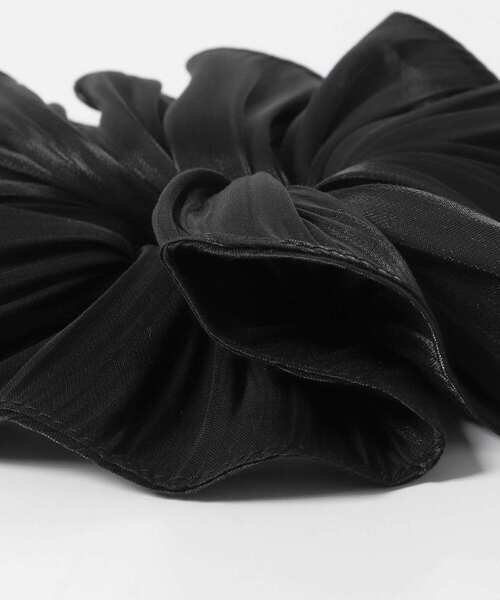 URBAN RESEARCH Sonny Label(アーバンリサーチサニーレーベル)の「シャイニーサテンフレアシュシュ(ヘアゴム・レディース・オフホワイト/ブラック・ONE)」の10枚目の写真