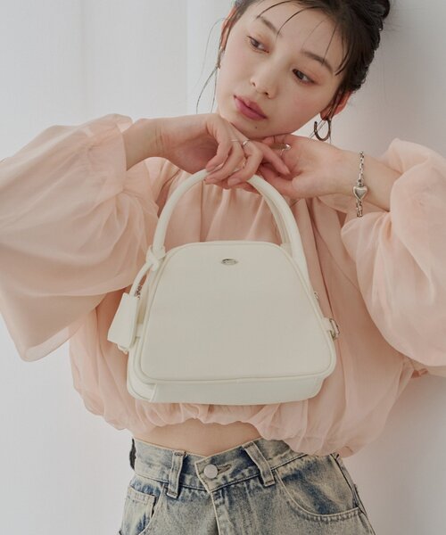 Chico（チコ）の「ラウンドハンドルボストンバッグ（ボストンバッグ・レディース・アイボリー/ブラック/ホワイト系その他・FREE）」の2枚目の写真