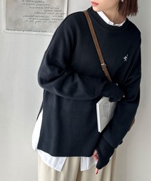 さらり抜け感ある着こなしが叶う。胸刺繍サムホール付きシンプルニット