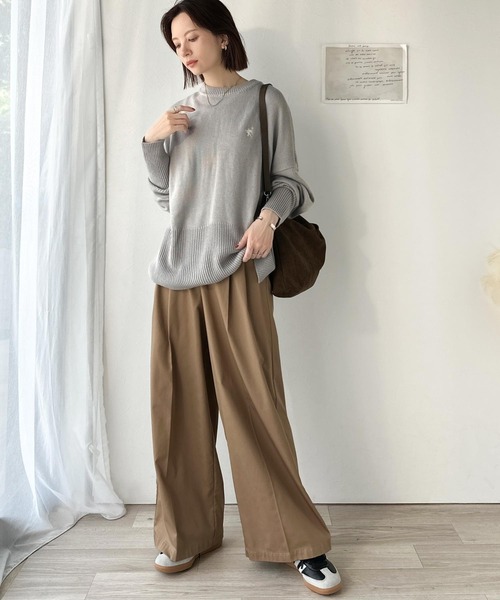 classicalelf（クラシカルエルフ）の「さらり抜け感ある着こなしが叶う。胸刺繍サムホール付きシンプルニット（ニット/セーター・レディース・グレー/アイボリー/ライトベージュ/ネイビー/レッド・LARGE/MEDIUM/SMALL/X-LARGE）」の10枚目の写真