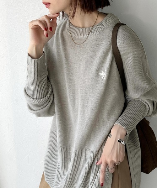 classicalelf（クラシカルエルフ）の「さらり抜け感ある着こなしが叶う。胸刺繍サムホール付きシンプルニット（ニット/セーター・レディース・グレー/アイボリー/ライトベージュ/ネイビー/レッド・LARGE/MEDIUM/SMALL/X-LARGE）」の11枚目の写真