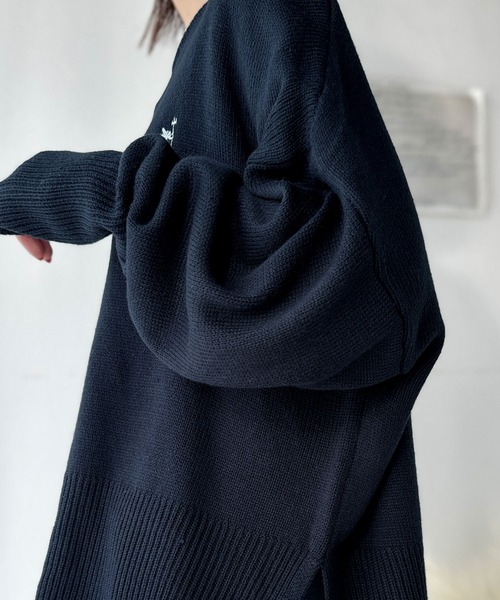 classicalelf（クラシカルエルフ）の「さらり抜け感ある着こなしが叶う。胸刺繍サムホール付きシンプルニット（ニット/セーター・レディース・グレー/アイボリー/ライトベージュ/ネイビー/レッド・LARGE/MEDIUM/SMALL/X-LARGE）」の6枚目の写真