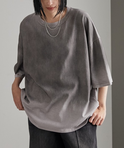 cussil（クシル）の「【cussil/クシル】フェードグラデーションガーメントダイ半袖Tシャツ（Tシャツ/カットソー・メンズ・ブラック系/ブルー系/ブラウン系/ワイン系/グレー系・S/M/L/XS）」の2枚目の写真