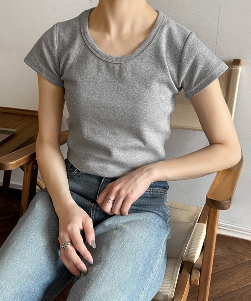 LE MORE(リモア)の「シンプルクルーネックTシャツ(Tシャツ/カットソー・レディース・アイボリー/ブラック/グレー/ブラウン・FREE)」の2枚目の写真