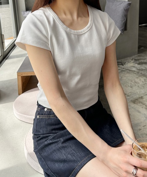 LE MORE(リモア)の「シンプルクルーネックTシャツ(Tシャツ/カットソー・レディース・アイボリー/ブラック/グレー/ブラウン・FREE)」の1枚目の写真