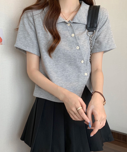 2ly2(トゥーリートゥー)の「斜めボタンが目を惹く、アシメシャツ風トップス(カーディガン/ボレロ・レディース・ブラック/グレー・FREE)」の15枚目の写真