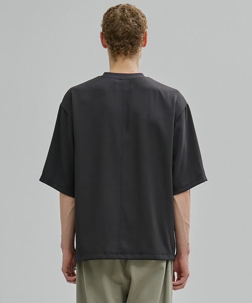 UNITED TOKYO（ユナイテッドトウキョウ）の「COLD DRY PLEATS Tシャツ（Tシャツ/カットソー・メンズ・ブラック/ダークグリーン/オフホワイト/ダークグレー・1/2）」の11枚目の写真