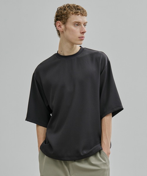 UNITED TOKYO（ユナイテッドトウキョウ）の「COLD DRY PLEATS Tシャツ（Tシャツ/カットソー・メンズ・ブラック/ダークグリーン/オフホワイト/ダークグレー・1/2）」の7枚目の写真