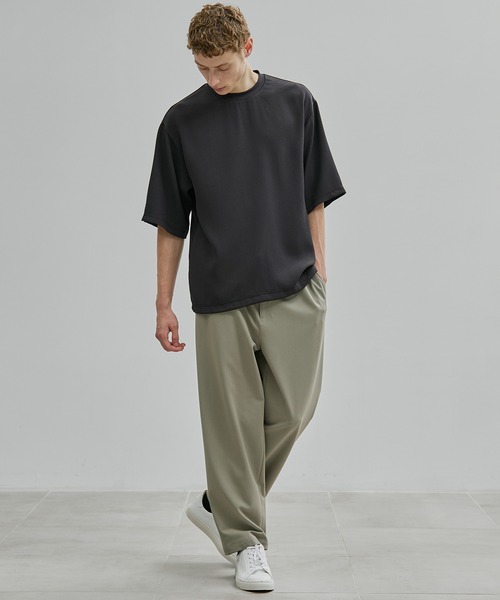 UNITED TOKYO（ユナイテッドトウキョウ）の「COLD DRY PLEATS Tシャツ（Tシャツ/カットソー・メンズ・ブラック/ダークグリーン/オフホワイト/ダークグレー・1/2）」の6枚目の写真