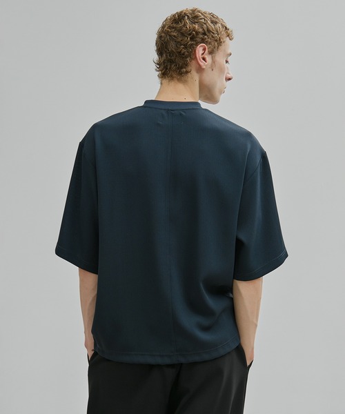 UNITED TOKYO（ユナイテッドトウキョウ）の「COLD DRY PLEATS Tシャツ（Tシャツ/カットソー・メンズ・ブラック/ダークグリーン/オフホワイト/ダークグレー・1/2）」の17枚目の写真