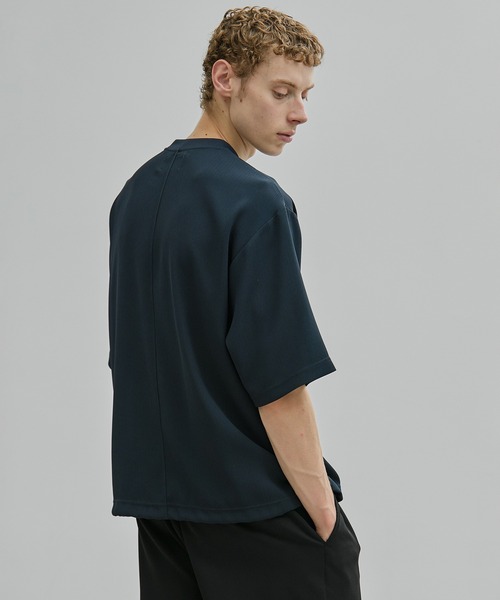 UNITED TOKYO（ユナイテッドトウキョウ）の「COLD DRY PLEATS Tシャツ（Tシャツ/カットソー・メンズ・ブラック/ダークグリーン/オフホワイト/ダークグレー・1/2）」の18枚目の写真